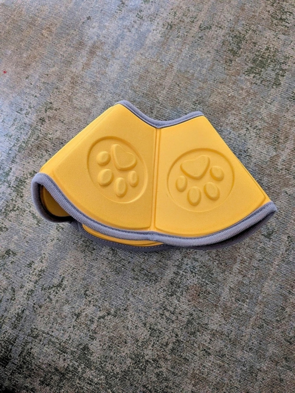 Brand New Dog Recovery Cone Yellow Size Small NWT